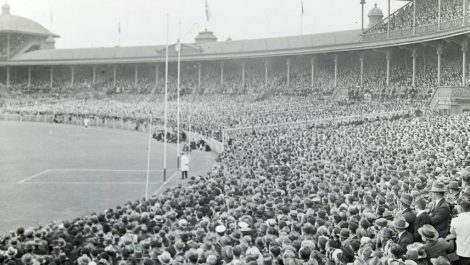 Football crowd MCG