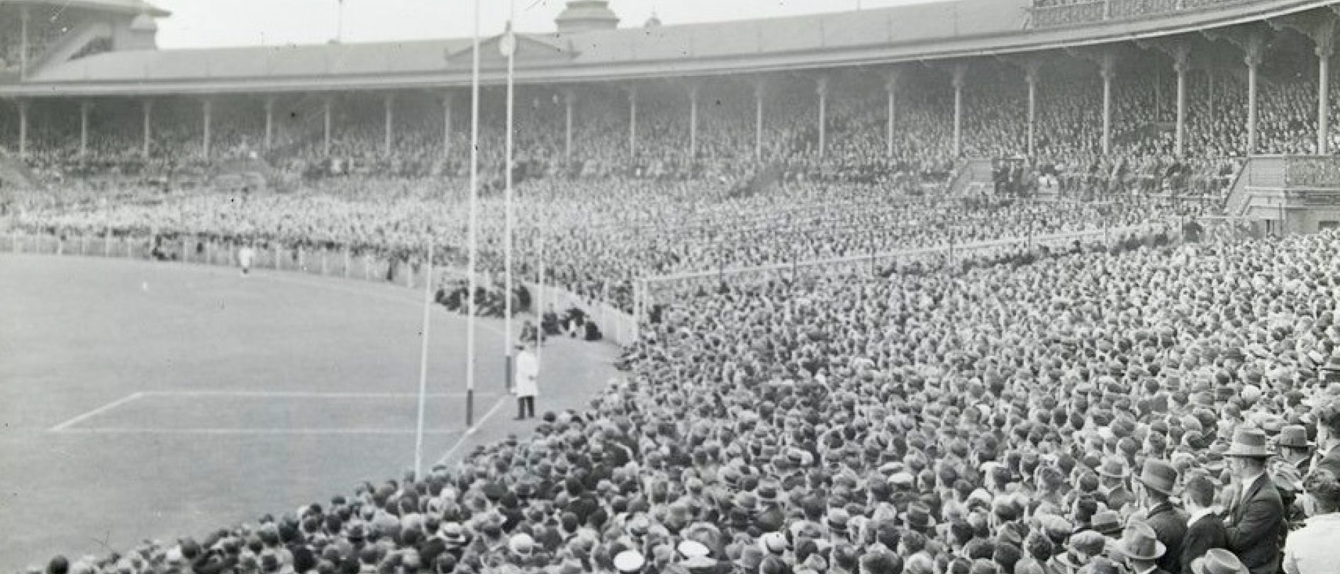 Football crowd MCG